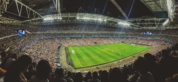 mitch-rosen-unsplash-calcio-stadio