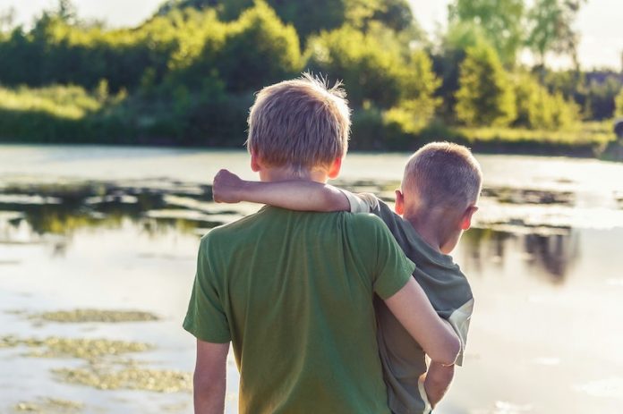 vitolda-klein-unsplash-siblings