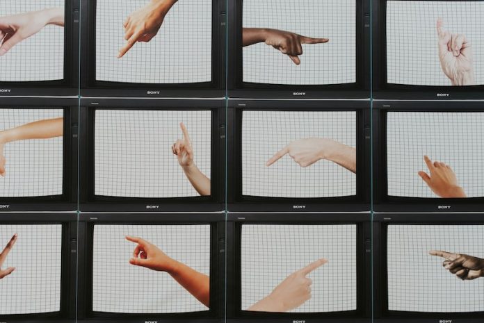 samantha-gades-unsplash-lingua dei segni